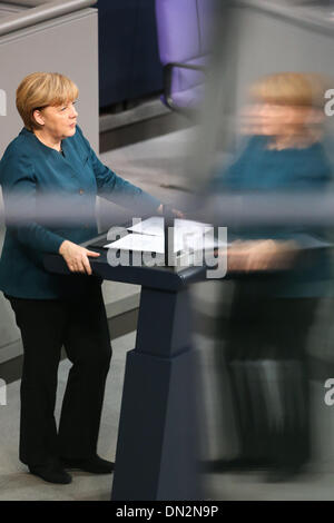 Berlin, Deutschland. 18. Dezember 2013. Bundeskanzlerin Angela Merkel spricht während einer Sitzung im Bundestag, Deutschlands Unterhaus des Parlaments, in Berlin, Deutschland am 18. Dezember 2013. Bundeskanzlerin Angela Merkel fordert Mitgliedstaaten der Europäischen Union (EU) zu verpflichten, verbindliche Verträge Reform in ihrer ersten Ansprache nach der Vereidigung für eine dritte Amtszeit einen Tag vor Mittwoch. Bildnachweis: Zhang Fan/Xinhua/Alamy Live-Nachrichten Stockfoto