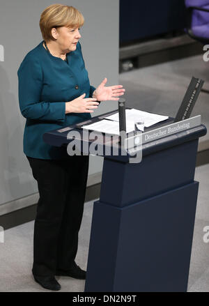 Berlin, Deutschland. 18. Dezember 2013. Bundeskanzlerin Angela Merkel spricht während einer Sitzung im Bundestag, Deutschlands Unterhaus des Parlaments, in Berlin, Deutschland am 18. Dezember 2013. Bundeskanzlerin Angela Merkel fordert Mitgliedstaaten der Europäischen Union (EU) zu verpflichten, verbindliche Verträge Reform in ihrer ersten Ansprache nach der Vereidigung für eine dritte Amtszeit einen Tag vor Mittwoch. Bildnachweis: Zhang Fan/Xinhua/Alamy Live-Nachrichten Stockfoto