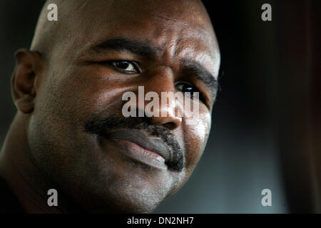 Sep 21, 2006; San Antonio, TX, USA; EVANDER HOLYFIELD im Rahmen einer Pressekonferenz verkündet seinen bevorstehenden Kampf gegen Fres Oquendo an der Alamodome auf Donnerstag, 21. September 2006. Der Kampf ist für 24. Nov. geplant.  Obligatorische Credit: Foto von Jerry Lara/San Antonio Express-News/ZUMA Press. (©) Copyright 2006 von San Antonio Express-News Stockfoto