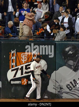 Sep 25, 2006; San Francisco, CA, USA; San Francisco Giants BARRY BONDS, #25 ist hilflos, als ein Solo Homerun Ball über den Kopf in das linke Feld Tribüne Treffen von Arizona-Diamantmarkierungen Eric Byrnes, #22, im 4. Inning ihres Spiels auf Montag, 25. September 2006 im AT&T Park in San Francisco, Kalifornien fliegt  Obligatorische Credit: Foto von Jose Carlos Fajardo/Contra Costa Times / ZUMA Pre Stockfoto
