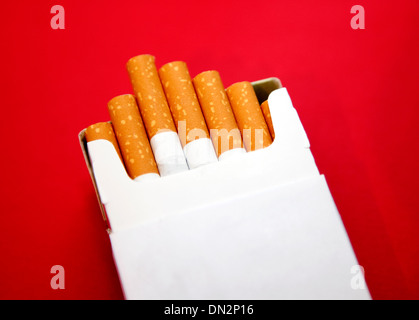 Regierung schlägt schlicht Zigarette Verpackung in UK, London Stockfoto