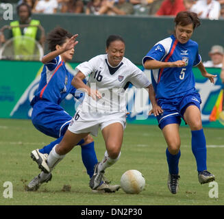 1. Oktober 2006; Carson, Kalifornien, USA; Team USA (16) ANGELA HUCLESR kämpft für die Kugel Againts (9) CHUI FU YU und (5) Chen Ya Huei aus Chinese Taipei Team während ihrer Fußballspiel im Home Depot Center in Carson, Kalifornien, auf Sonntag, 1. Oktober 2006 gespielt. USA gewann das Spiel mit 10 - 0. (©) Copyright 2006 von Armando Arorizo Stockfoto