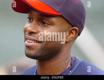 5. Oktober 2006; OAKLAND, KALIFORNIEN, USA; Minnesota Twins Outfielder TORII Jäger, #48, plaudert mit den lokalen Medien während des Trainings auf Donnerstag, 5. Oktober 2006 im McAfee Coliseum in Oakland, Kalifornien Des A wird die Zwillinge Freitag für Spiel 3 der American League Division Series Playoff-Spiel Gesicht.  Obligatorische Credit: Foto von Jose Carlos Fajardo/ZUMA Press. (©) Copyright 2006 von Contra Costa Stockfoto