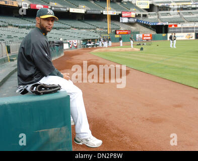 5. Oktober 2006; OAKLAND, KALIFORNIEN, USA; Oakland Athletics JAY PAYTON, #16, wartet auf den Beginn der Praxis auf Donnerstag, 5. Oktober 2006 im McAfee Coliseum in Oakland, Kalifornien Des A wird die Zwillinge Freitag für Spiel 3 der American League Division Series Playoff-Spiel Gesicht. Obligatorische Credit: Foto von Jose Carlos Fajardo/Contra Costa Times / ZUMA Press. (©) Copyright 2006 by Contra Costa Zeit Stockfoto