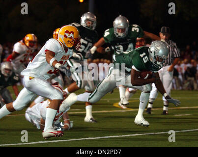 6. Oktober 2006; Concord, CA, USA; High School Football: De La Salle's TILLMAN PUGH punktet die Spiele erste Touchdown Mission Viejo ALEX MASCARENAS im 1. Quartal obligatorisch Kredit die Nachwirkungen: Foto von Karl Mondon/Contra Costa Times / ZUMA Press. (©) Copyright 2006 von Contra Costa Times Stockfoto