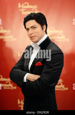 Berlin, Deutschland. 18. Dezember 2013. Die Wachsfigur des indischen Bollywood star Shah Rukh Khan ist der indischen Botschaft in Berlin, Deutschland, 18. Dezember 2013 abgebildet. Für die nächsten drei Monate werden Wachsfiguren von fünf Bollywood-Stars auf das Wachsfigurenkabinett Madame Tussauds Berlin ausgestellt. Foto: JENS KALAENE/Dpa/Alamy Live News Stockfoto