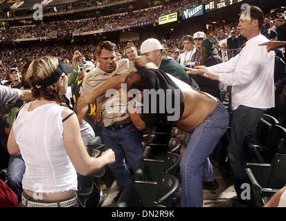 18. Oktober 2006; Oakland, Kalifornien, USA; Ein Detroit Tigers und Oakland A Fan auf der Tribüne während ALCS Spiel 2 in Oakland zu kämpfen. Obligatorische Credit: Foto von Dean Coppola/Contra Costa Times / ZUMA Press. (©) Copyright 2006 von Contra Costa Times Stockfoto