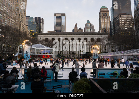 Der Ring ist das Herzstück der Bank of America Winterdorf im Bryant Park Stockfoto