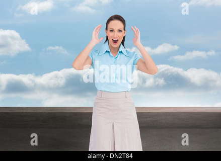 Zusammengesetztes Bild überrascht stilvolle Geschäftsfrau posiert Stockfoto