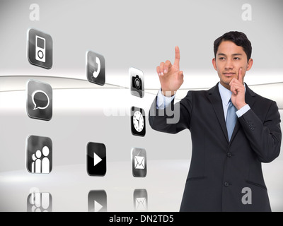 Zusammengesetztes Bild der nachdenklichen asiatischen Geschäftsmann zeigen Stockfoto