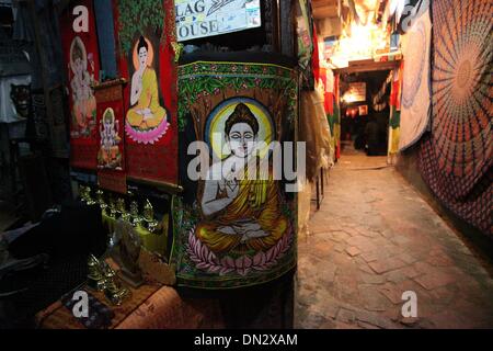 Kathmandu. 18. Dezember 2013. Foto aufgenommen am 18. Dezember 2013 zeigt ein Gemälde des Buddha zusammen mit anderen Bildern in einem örtlichen Geschäft bei Hanuman Dhoka in Kathmandu, Nepal. © Sunil Sharma/Xinhua/Alamy Live-Nachrichten Stockfoto