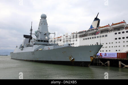 Hanoi. 18. Dezember 2013. Bild aufgenommen am 18. Dezember 2013 zeigt die britische Royal Navy Kriegsschiff am Tien Sa Seehafen Vietnams zentralen Da Nang Stadt gewagt. Die britische Royal Navy Kriegsschiff angedockt gewagte Tien Sa Seehafen Vietnams zentralen Da Nang Stadt am Mittwoch für eine viertägige Anlaufhafen. © VNA/Xinhua/Alamy Live-Nachrichten Stockfoto