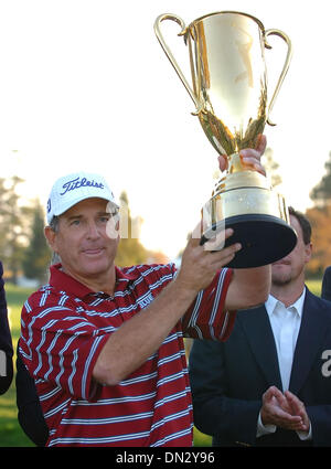 27. Oktober 2006; Sonoma, Kalifornien, USA; JAY HAAS hält eine Trophäe nach Beendigung der Charles Schwab Cup Championship auf Sonntag, 29. Oktober 2006 im Sonoma Golf Club in Sonoma, Kalifornien Haas der Champions Tour Punktefahren gewann nach der Kollision mit 11 unter Par für das Turnier. Obligatorische Credit: Foto von Jose Carlos Fajardo/Contra Costa Times / ZUMA Press. (©) Copyright 2006 von Contra Cos Stockfoto