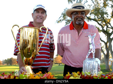 27. Oktober 2006; Sonoma, Kalifornien, USA; JAY HAAS und JIM THORPE stehen neben ihren Trophäen nach die Trophäe-Zeremonie in der Charles Schwab Cup Championship auf Sonntag, 29. Oktober 2006 im Sonoma Golf Club in Sonoma, Kalifornien Haas den Charles Schwab Cup gewann und Thorpe das Turnier obligatorisch Credit gewann: Foto von Jose Carlos Fajardo/Contra Costa Times / ZUMA Press. (©) Copyright 200 Stockfoto