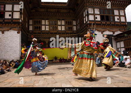 Bhutan, Thangbi Mani Lhakang Tsechu Festivals, maskiert Ging Tänzer im Klosterhof Stockfoto