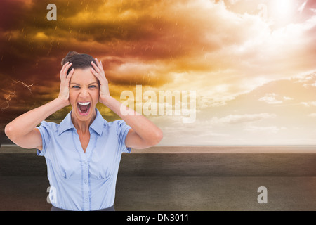 Zusammengesetztes Bild von gestressten Businessswoman mit der Hand auf dem Kopf Stockfoto