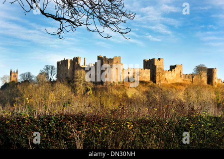 Ludlow, Shropshire, UK. St. Laurence Kirche und Ludlow Castle über den Fluß Teme im Westen aus gesehen. Stockfoto