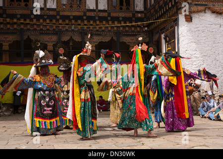 Bhutan, Thangbi Mani Lhakang Tsechu Festivals Ging Tänzer im Klosterhof Stockfoto