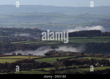 Ein herbstlicher nebliger Morgen erhebt sich über die Täler in den Dartmoor National Park im Devon. 13.11.2013 Stockfoto