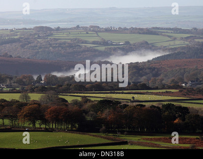 Ein herbstlicher nebliger Morgen erhebt sich über die Täler in den Dartmoor National Park im Devon. 13.11.2013 Stockfoto