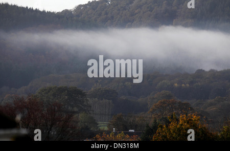 Ein herbstlicher nebliger Morgen erhebt sich über die Täler in den Dartmoor National Park im Devon. 13.11.2013 Stockfoto