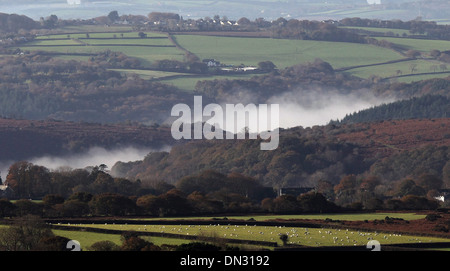 Ein herbstlicher nebliger Morgen erhebt sich über die Täler in den Dartmoor National Park im Devon. 13.11.2013 Stockfoto