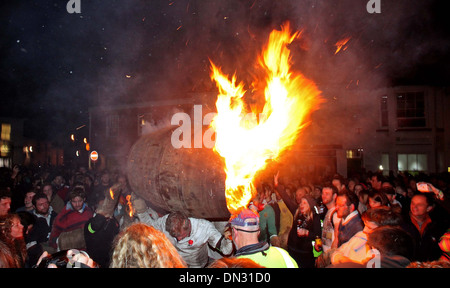 Eine flammender Tar Barrel wird rund um den Stadtplatz schon St Mary in Devon, historische Tar Barrel nachts vorgeführt. Stockfoto