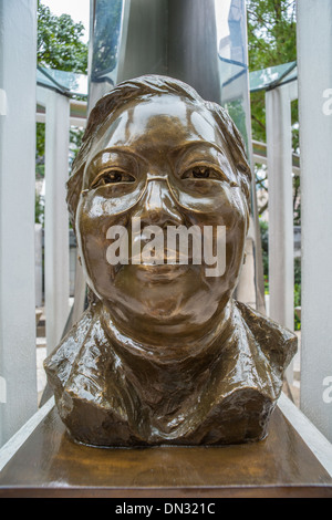 Bronze-Kopf von Sars Memorial, Sars Held, Hong Kong, Hong Kong Park Stockfoto