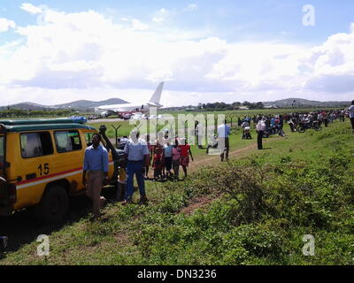 Arusha, Tansania. 18. Dezember 2013. Foto aufgenommen am 18. Dezember 2013 zeigt den Blick auf das Flugzeug Notlandung in Arusha, Tansania, 18. Dezember 2013. Eine äthiopische Fluggesellschaft Boeing 767 am Mittwochmittag gezwungen, auf einem kleinen Flughafen in Arusha landen nach dem gescheiterten Versuch am Kilimanjaro International Airport (KIA), alle befindet sich im nördlichen Teil von Tansania zu landen. © Zhang Ping/Xinhua/Alamy Live-Nachrichten Stockfoto