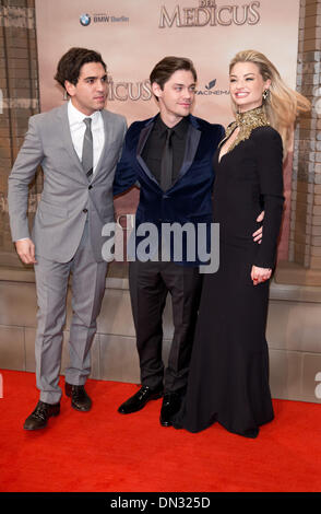 Berlin, Deutschland. 16. Dezember 2013. Schauspieler Elyas M? Barek (L-R), Tom Payne und Emma Rigby erreichen die Weltpremiere des Films "Der Arzt" im Kino "Ufa-Palast am Zoo" in Berlin, Deutschland, 16. Dezember 2013. Der Film basiert auf dem Abenteuerroman mit dem gleichen Titel, die vor fast dreißig Jahren veröffentlicht wurde. Der Film wird in den deutschen Kinos am 25. Dezember 2013 eröffnet. Foto: Jörg CARSTENSEN/Dpa/Alamy Live News Stockfoto