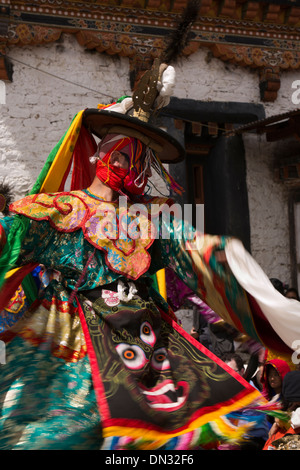 Bhutan, Thangbi Mani Lhakang Tsechu Festivals, beweglichen schwarzen Hut Cham Tercham Tänzerin Stockfoto