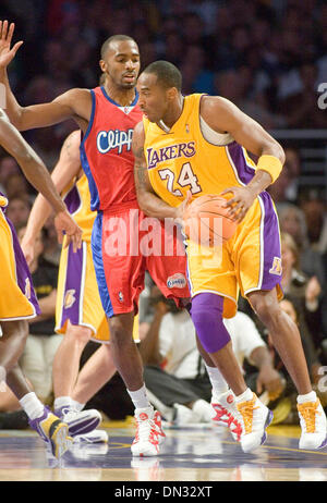 21. November 2006; Los Angeles, Kalifornien, USA; Basketballspieler KOBE BRYANT von den Los Angeles Lakers geht in den Warenkorb legen, wie er von Los Angeles Clippers QUINTON ROSS (13) im ersten Quartal des Spiels im Staples Center in Los Angeles, CA unter Druck, ist. Die Lakers gewannen das Match 105-101. Obligatorische Credit: Foto von Armando Arorizo/ZUMA Press. (©) Copyright 2006 von Armando Arorizo Stockfoto