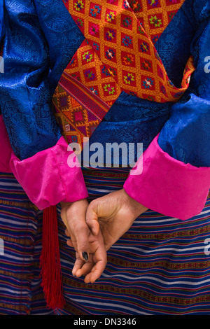 Bhutan, Thangbi Mani Lhakang Tsechu Festivals Händen Frau mit Kira und toego Stockfoto