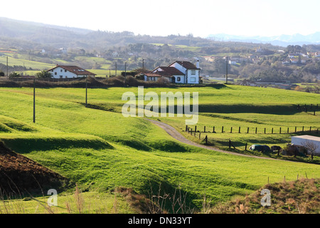 allgemeine Landschaft Weidefläche und typische Häuser aus Nordspanien Stockfoto