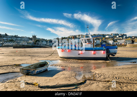 Angelboote/Fischerboote am Strand in St Ives in Cornwall Stockfoto