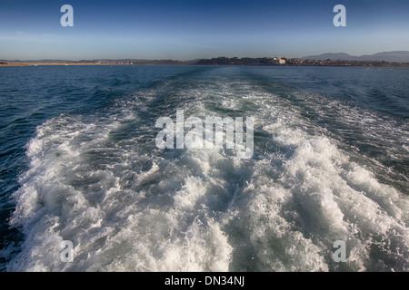 Wellen gebildet durch den Motor eines Schiffes auf hoher See Stockfoto