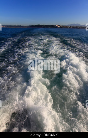 Wellen gebildet durch den Motor eines Schiffes auf hoher See Stockfoto