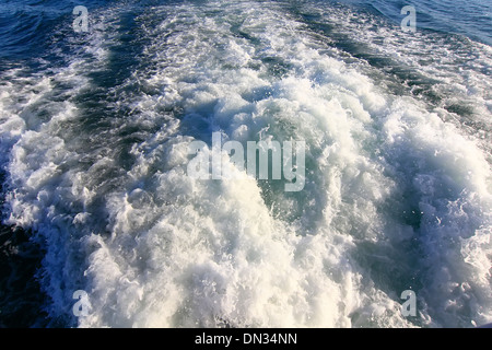 Wellen gebildet durch den Motor eines Schiffes auf hoher See Stockfoto