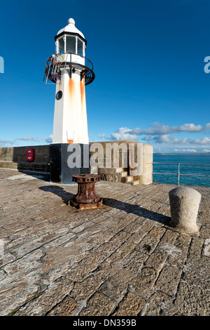 Der Leuchtturm auf Smeaton Pier in St Ives in Cornwall Stockfoto