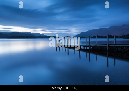 Dunkelheit senkt sich über Ashness Steg, Derwent Water, Lake District, Cumbria, England. Herbst (September) 2012. Stockfoto