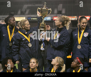 26. November 2006; Carson, Kalifornien, USA; Team USA feiert mit ihrer Trophäe nach dem Sieg über Kanada 2: 1 in ihre CONCACAF Frauen Gold Cup Fußball Europameisterschaft im Home Depot Center.  Obligatorische Credit: Foto von Armando Arorizo/ZUMA Press. (©) Copyright 2006 von Armando Arorizo Stockfoto