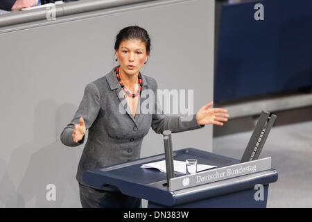 Berlin, Deutschland. 18. Dezember 2013. Sitzung des Deutschen Bundestages - Kanzlerin Merkel gibt ein. Regierungserklärung der nächsten Europäischen Rat. / Bild: Sahra Wagenknecht, Die Linke in Berlin am 18. Dezember 2013.Photo: Reynaldo Paganelli/NurPhoto Credit: Reynaldo Paganelli/NurPhoto/ZUMAPRESS.com/Alamy Live-Nachrichten Stockfoto