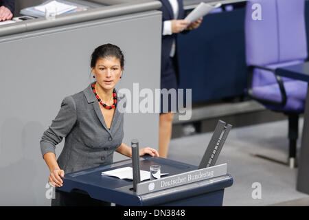 Berlin, Deutschland. 18. Dezember 2013. Sitzung des Deutschen Bundestages - Kanzlerin Merkel gibt ein. Regierungserklärung der nächsten Europäischen Rat. / Bild: Sahra Wagenknecht, Die Linke in Berlin am 18. Dezember 2013.Photo: Reynaldo Paganelli/NurPhoto Credit: Reynaldo Paganelli/NurPhoto/ZUMAPRESS.com/Alamy Live-Nachrichten Stockfoto