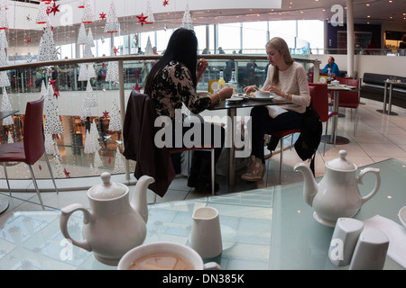 Junge Frauen im café Stockfoto