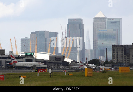 City Airport. Engen Zoom mit Kuppel und Financial District in Heat Haze Stockfoto