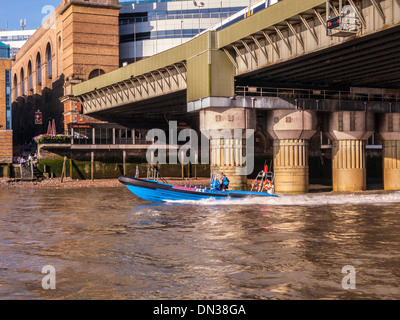 High-Speed-Boot auf der Themse, London Stockfoto