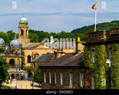 Blick über Buxton Stadtzentrum High Peak District Derbyshire England UK vorbei an der alten Hall Hotel gegenüber dem Opernhaus Stockfoto