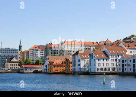 Moderne Ferienwohnungen direkt am Wasser mit Blick auf Vågen Hafen, Bergen, Hordaland, Norwegen, Skandinavien, Europa Stockfoto