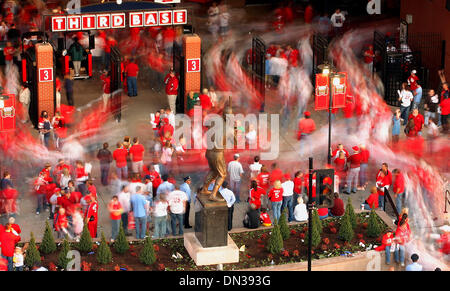 29. Oktober 2006 Rallye - St. Louis, MO, USA - 2006 World Series Gewinner St. Louis Cardinals Fans-Stream aus Busch Stadium vorbei an der Statue von Stan Musial nach einem Sieg. (Kredit-Bild: © Jerry Naunheim Jr./St. Louis Post Dispach/ZUMA Press) Einschränkungen: Belleville, Alton, Edwardsvile, Moline, Rock Island (Abb) und Boulevardpresse alle aus! Stockfoto