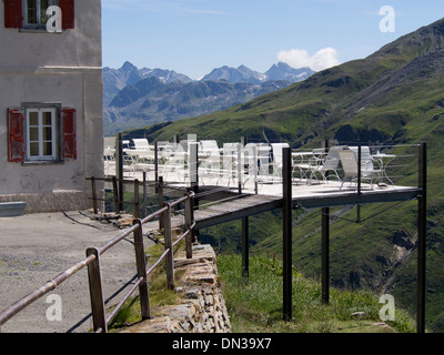 Hotel Furkablick, ca. 2500 Meter Höhe Höhepunkt der Furkapass herrliche Aussicht Terrasse, Tisch und Stühle Schweiz Stockfoto